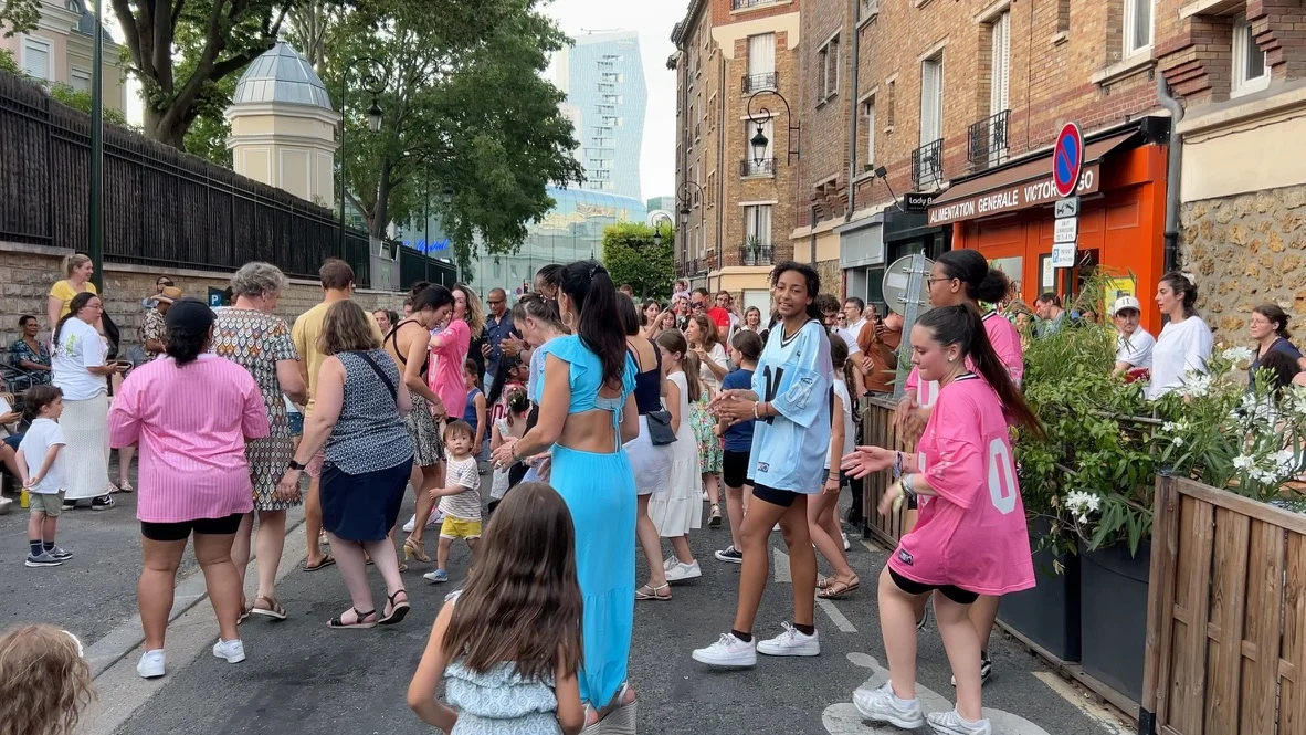 Des voisins dansent devant Huguito pendant la fête de la musique