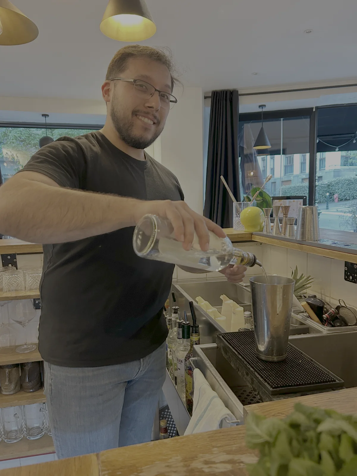Préparation d’un cocktail chez Huguito