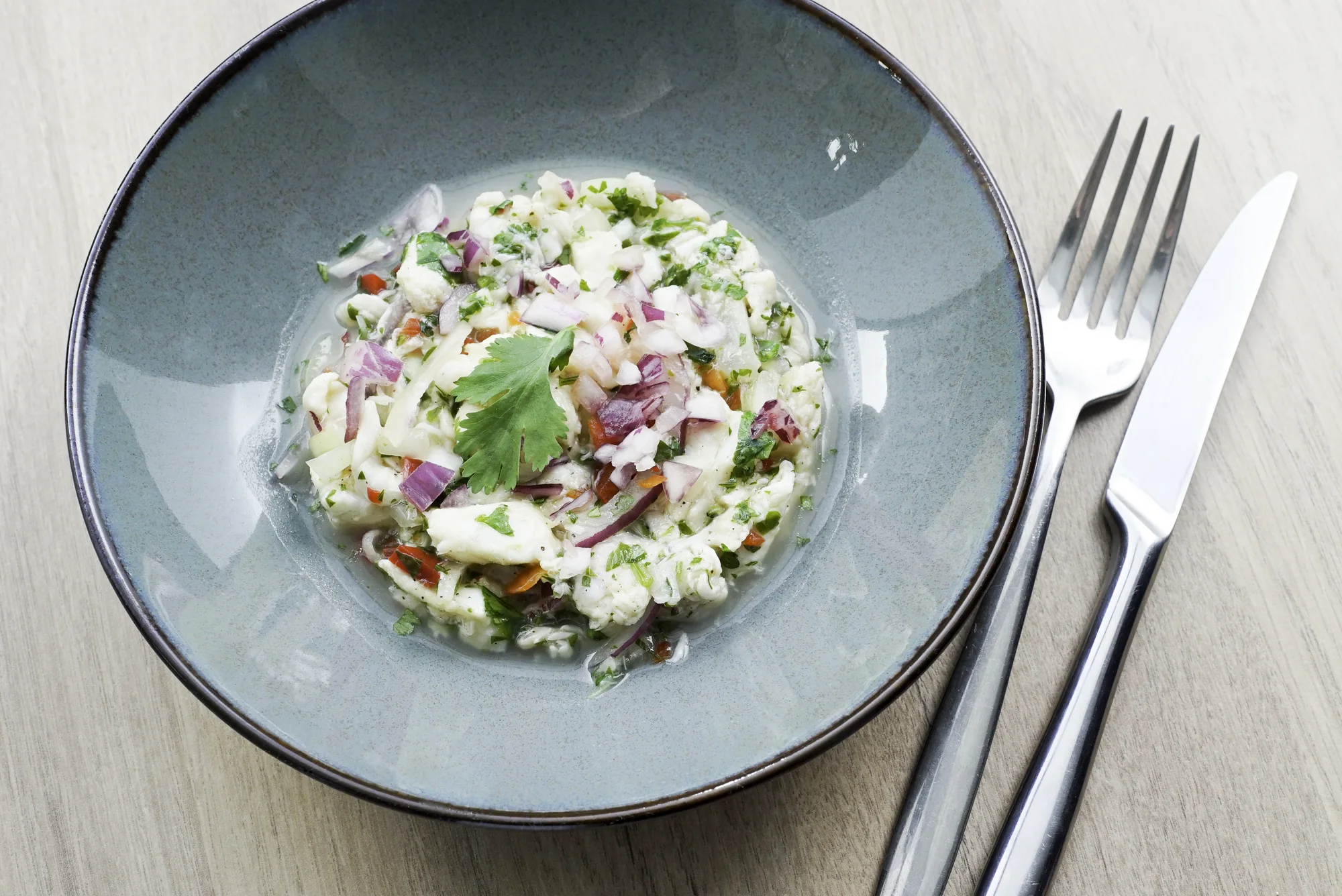 Ceviche frais préparé par la cuisine Huguito