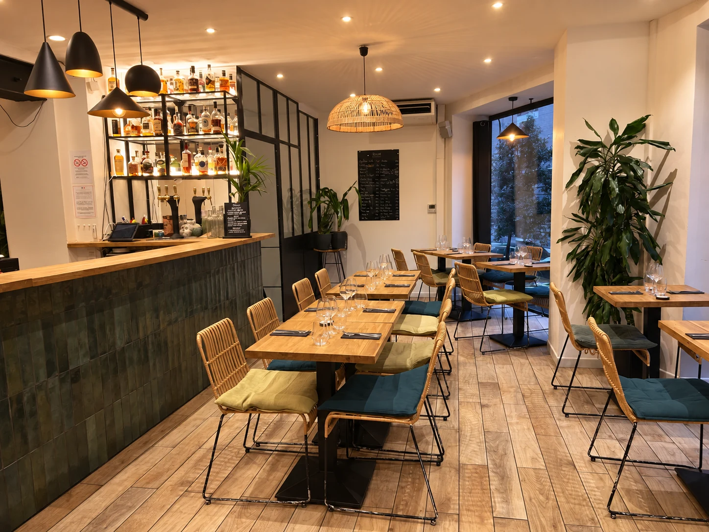 La salle chaleureuse du restaurant Huguito