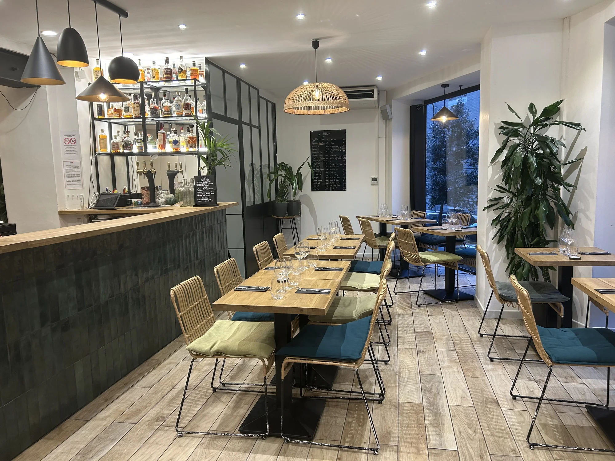 Salle dressée pour recevoir un groupe