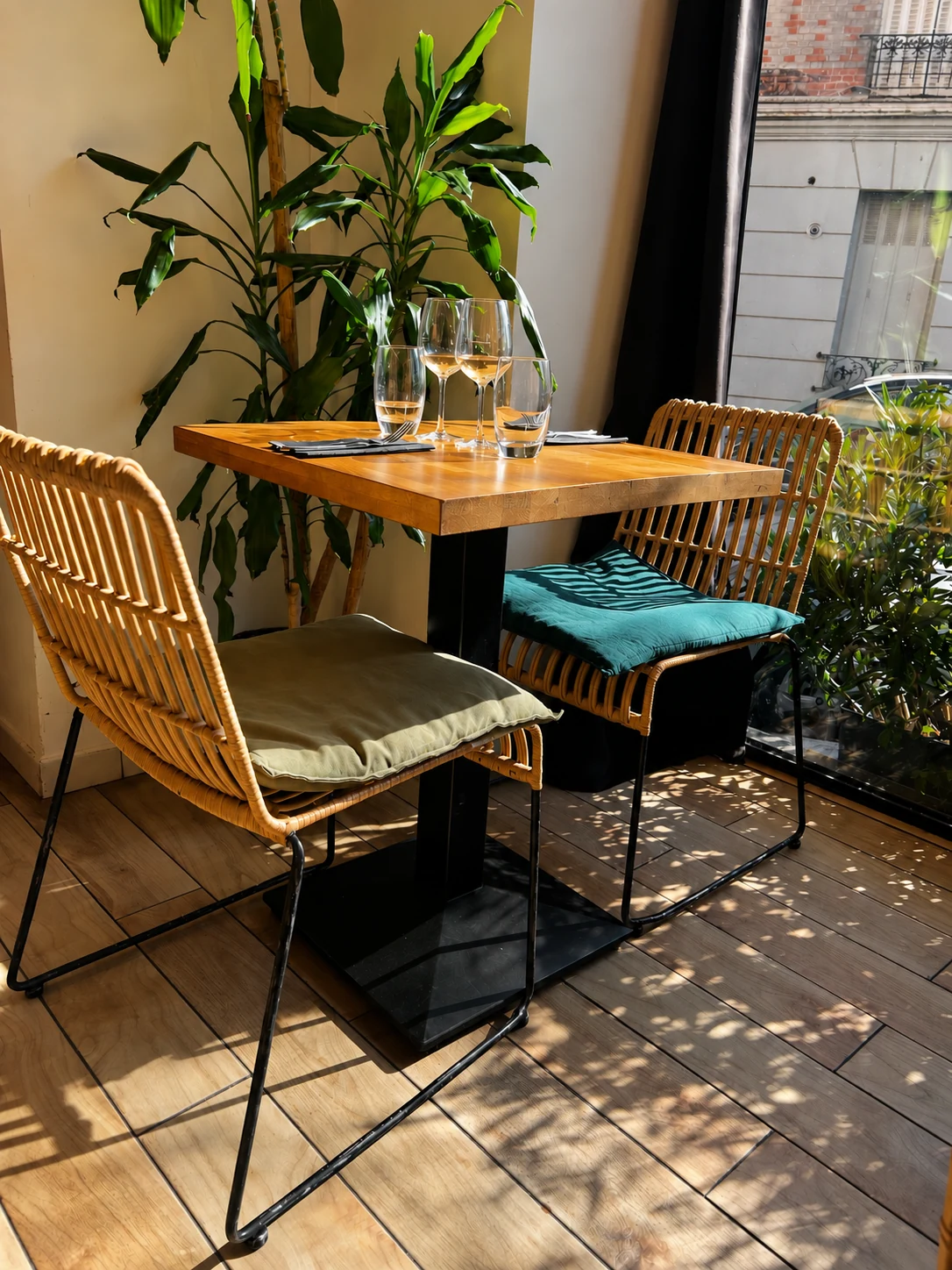 Table ensoleillée chez Huguito