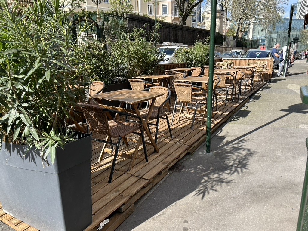 La terrasse végétalisée de Huguito à Puteaux, avec ses tables en extérieur